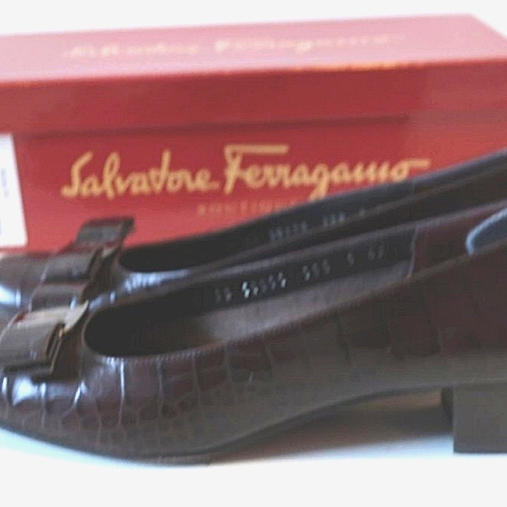 SALVATORE FERRAGAMO 9 BROWN LEATHER CROCODILE EMBOSSED SIGNATURE VARA BOW PUMPS - Picture 13 of 13